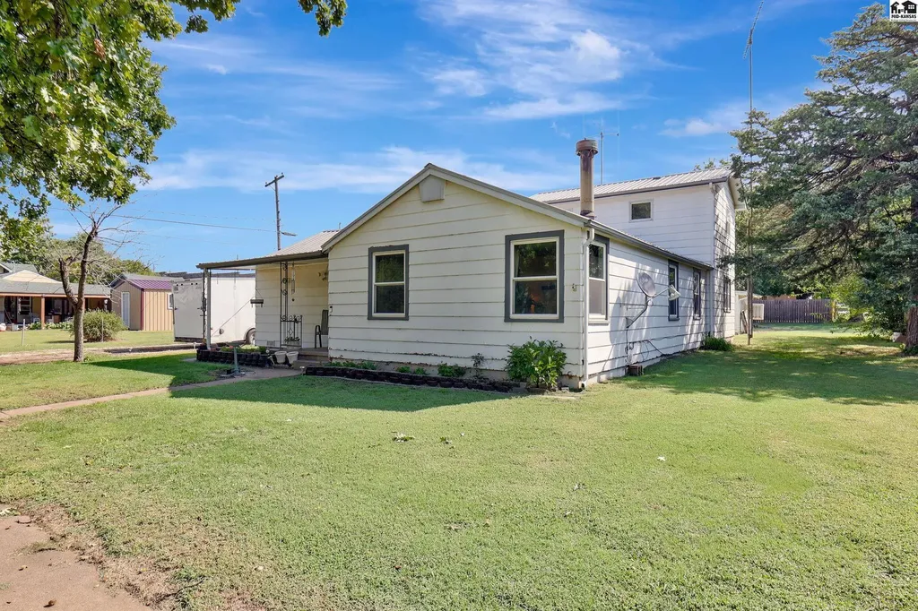 124 S Collingwood Pretty Prairie KS 67570