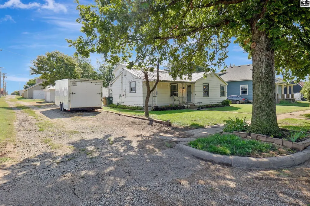 124 S Collingwood Pretty Prairie KS 67570