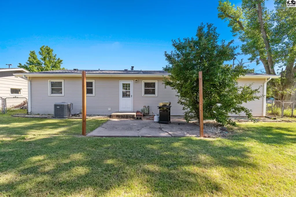 1302 E 13th Avenue Hutchinson KS 67502