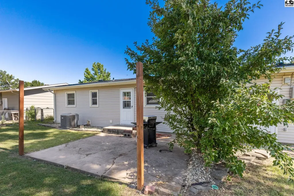 1302 E 13th Avenue Hutchinson KS 67502