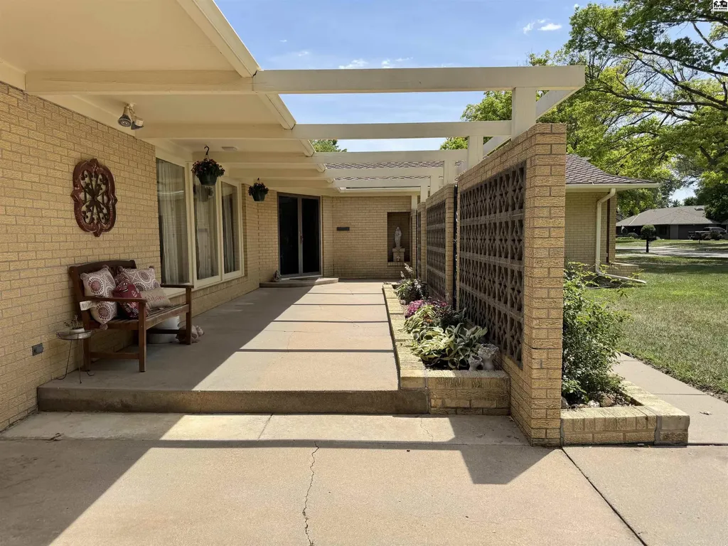 2704 Heather Parkway Hutchinson KS 67502