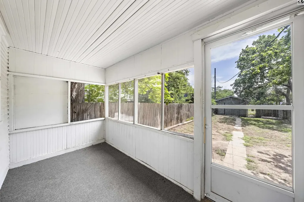 537 E Avenue B Hutchinson KS 67501