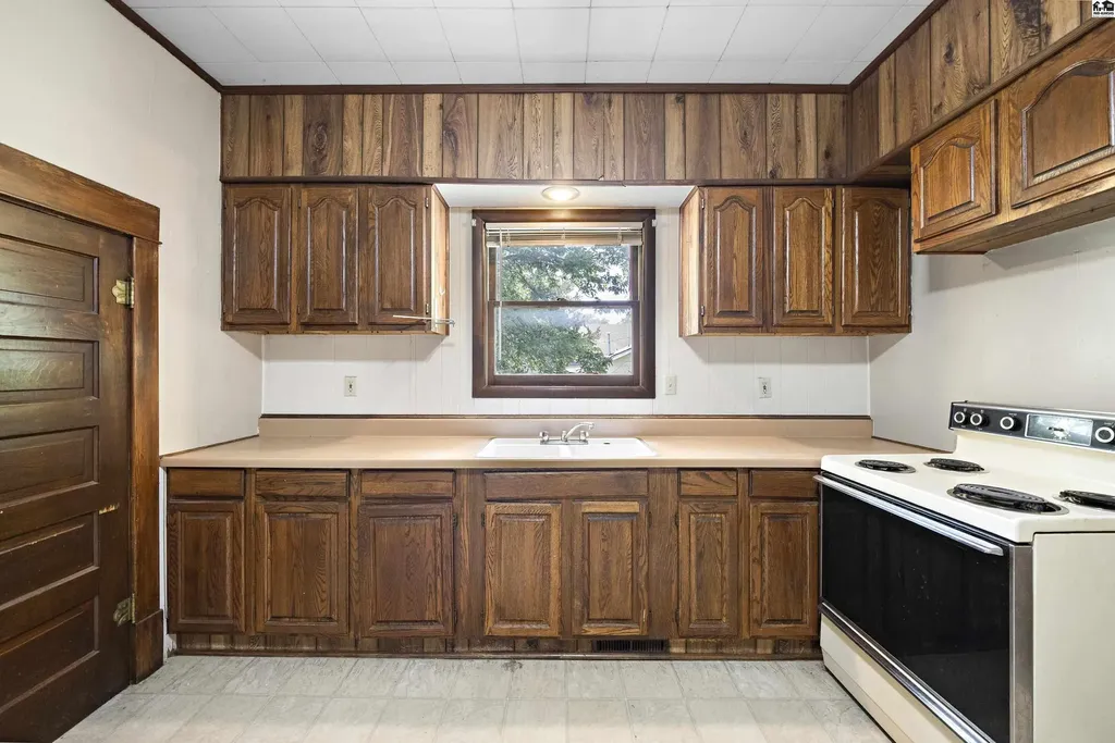 537 E Avenue B Hutchinson KS 67501