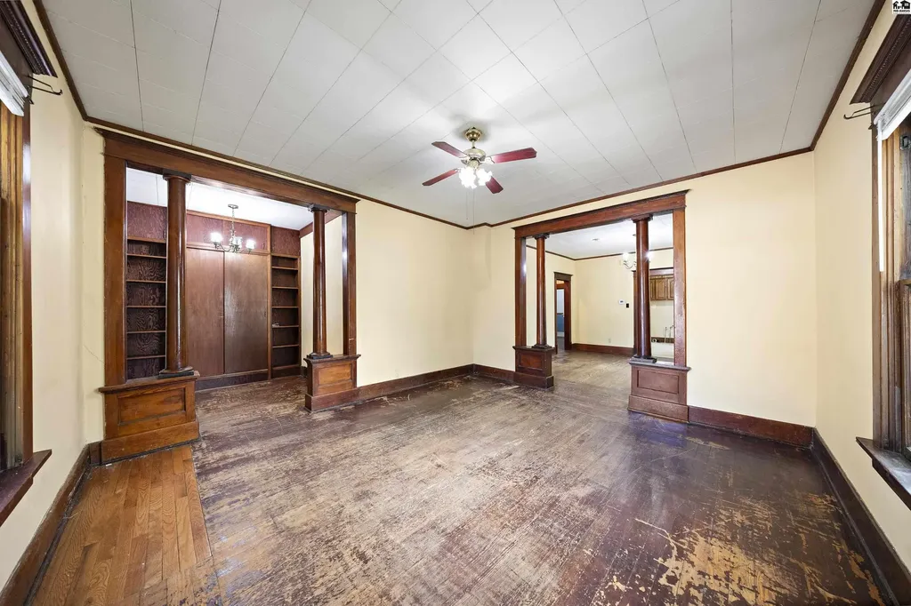 537 E Avenue B Hutchinson KS 67501