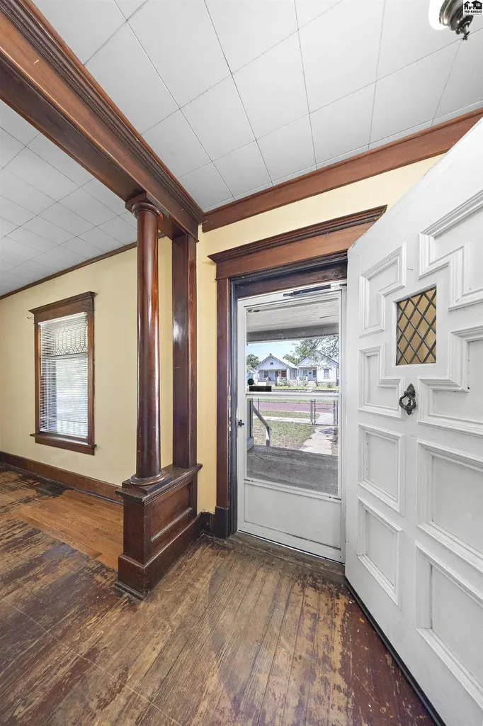 537 E Avenue B Hutchinson KS 67501