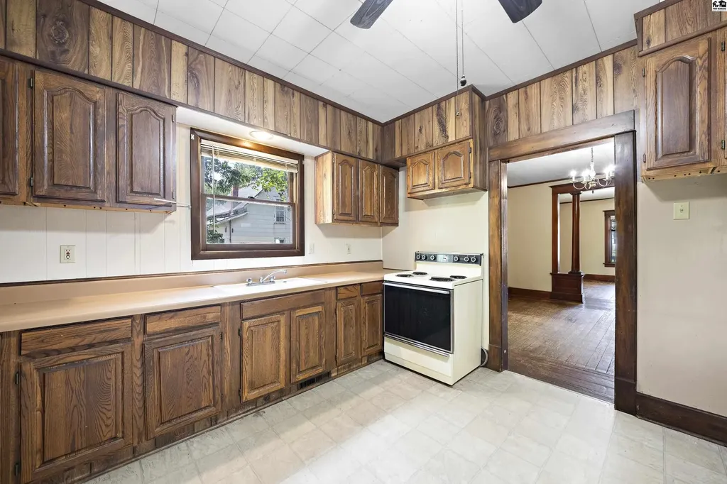 537 E Avenue B Hutchinson KS 67501