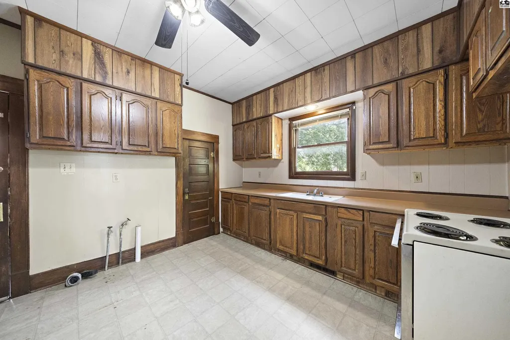 537 E Avenue B Hutchinson KS 67501