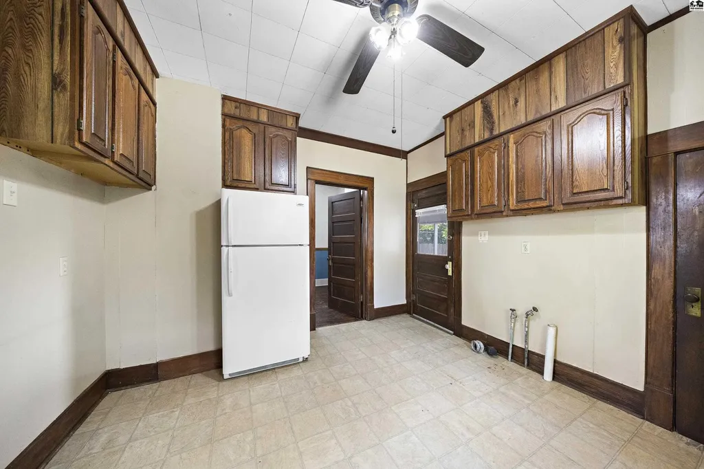 537 E Avenue B Hutchinson KS 67501