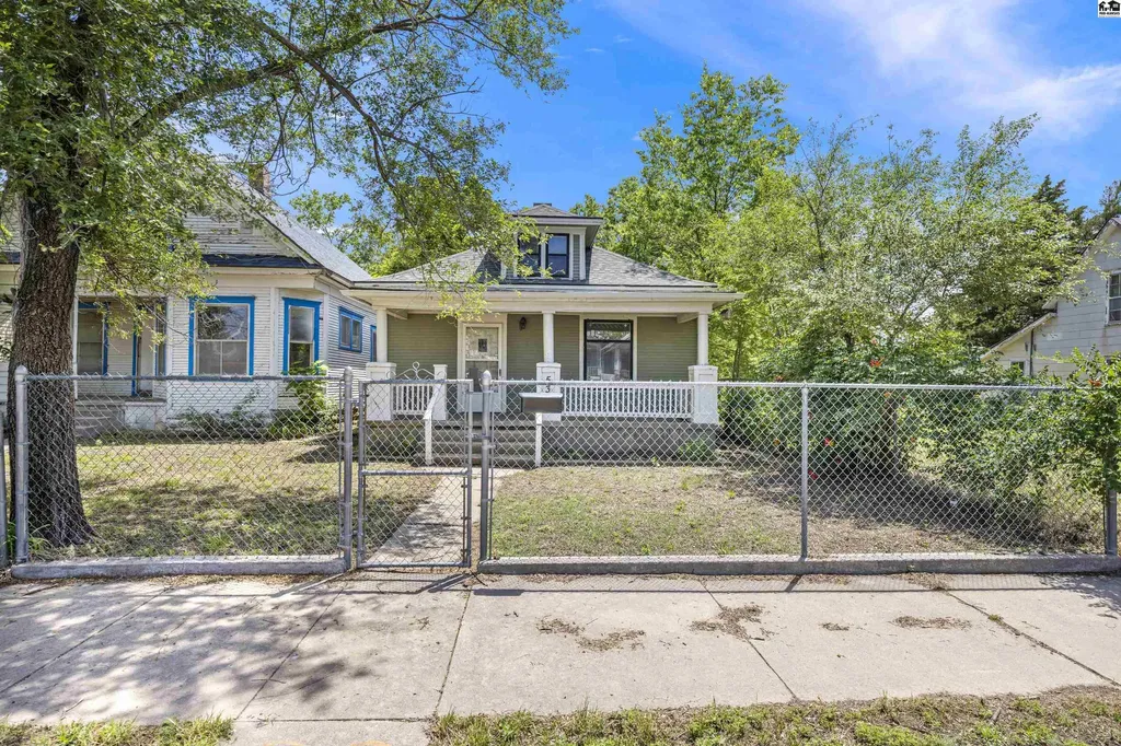 537 E Avenue B Hutchinson KS 67501