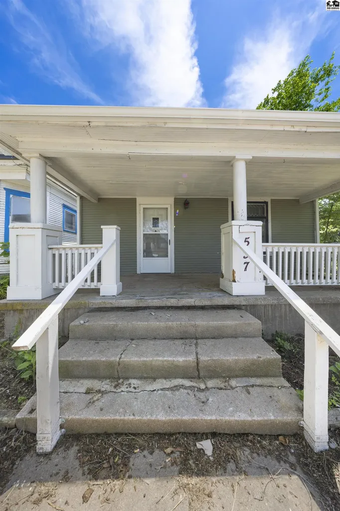 537 E Avenue B Hutchinson KS 67501