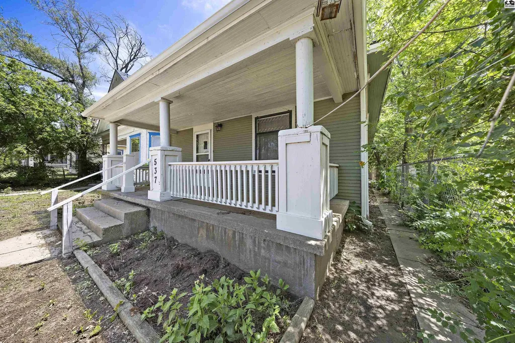 537 E Avenue B Hutchinson KS 67501