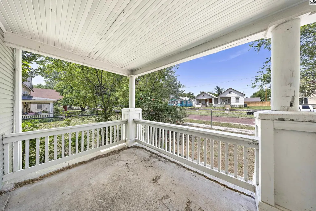 537 E Avenue B Hutchinson KS 67501