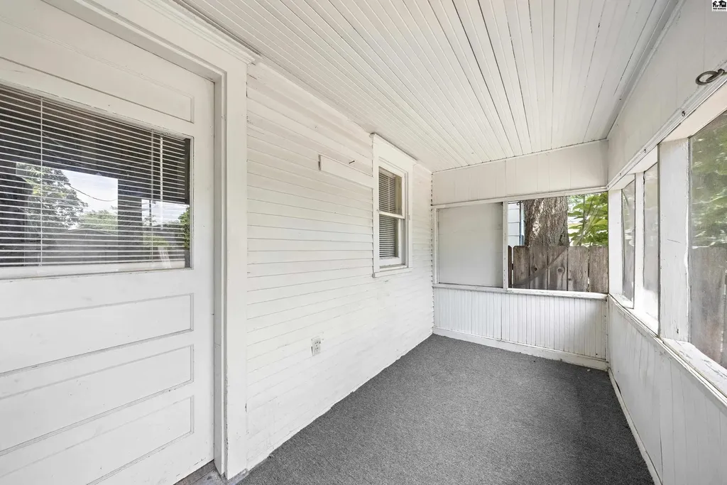 537 E Avenue B Hutchinson KS 67501