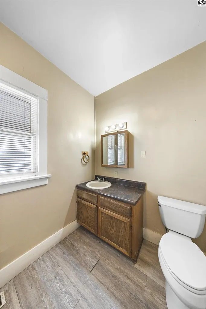 537 E Avenue B Hutchinson KS 67501