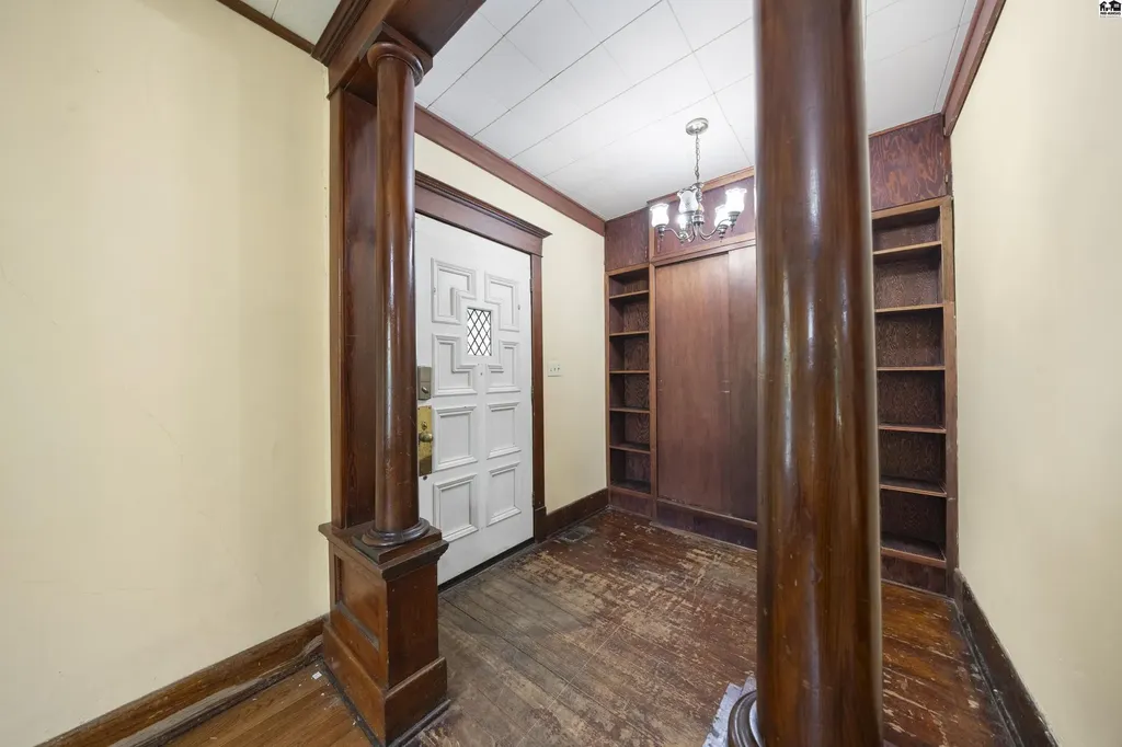537 E Avenue B Hutchinson KS 67501
