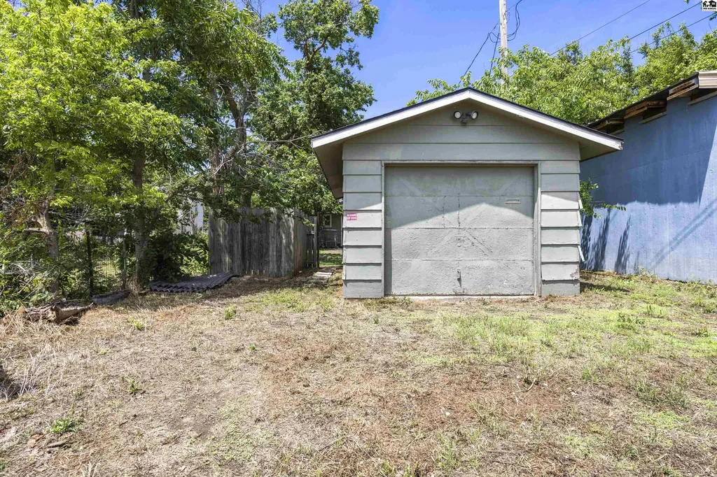 537 E Avenue B Hutchinson KS 67501