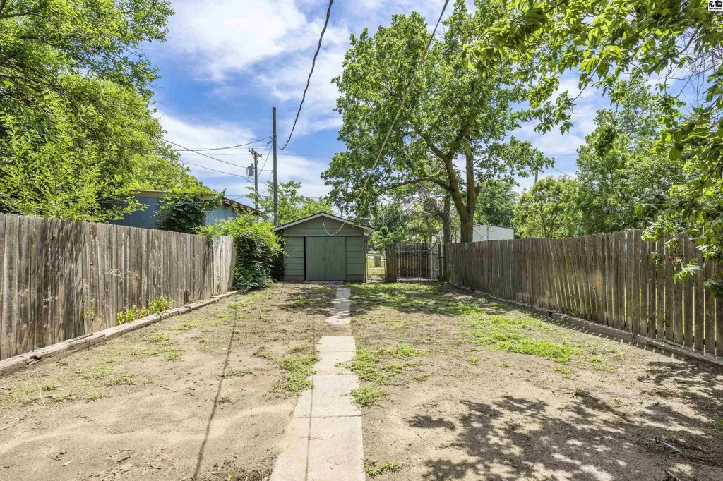537 E Avenue B Hutchinson KS 67501