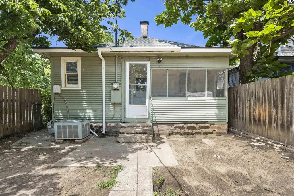537 E Avenue B Hutchinson KS 67501
