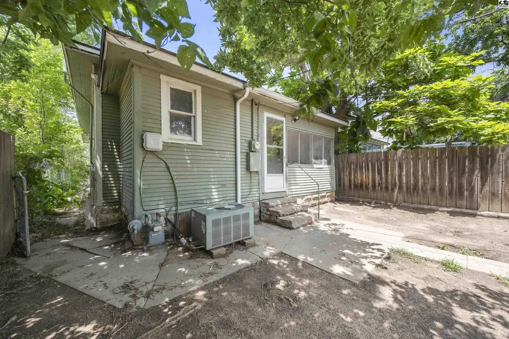 537 E Avenue B Hutchinson KS 67501