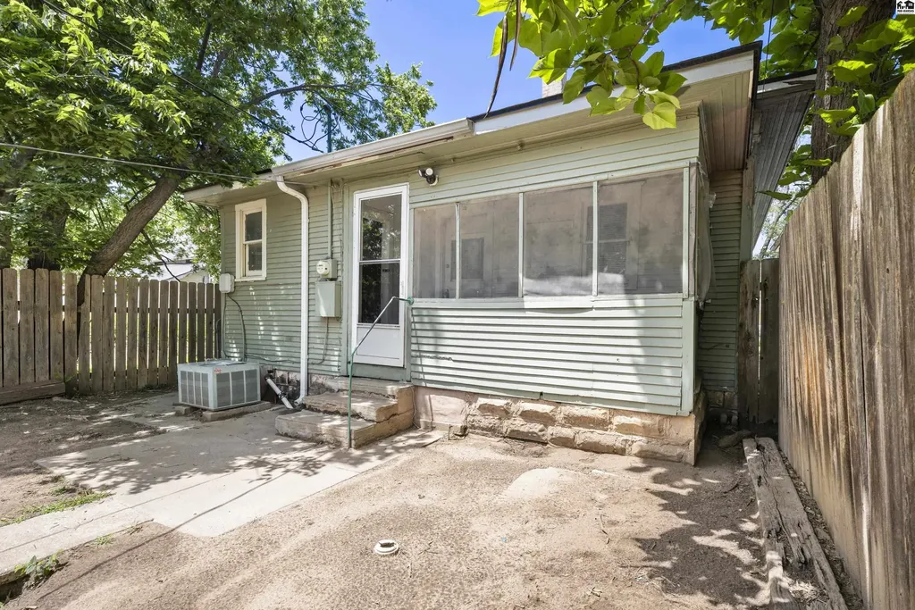 537 E Avenue B Hutchinson KS 67501
