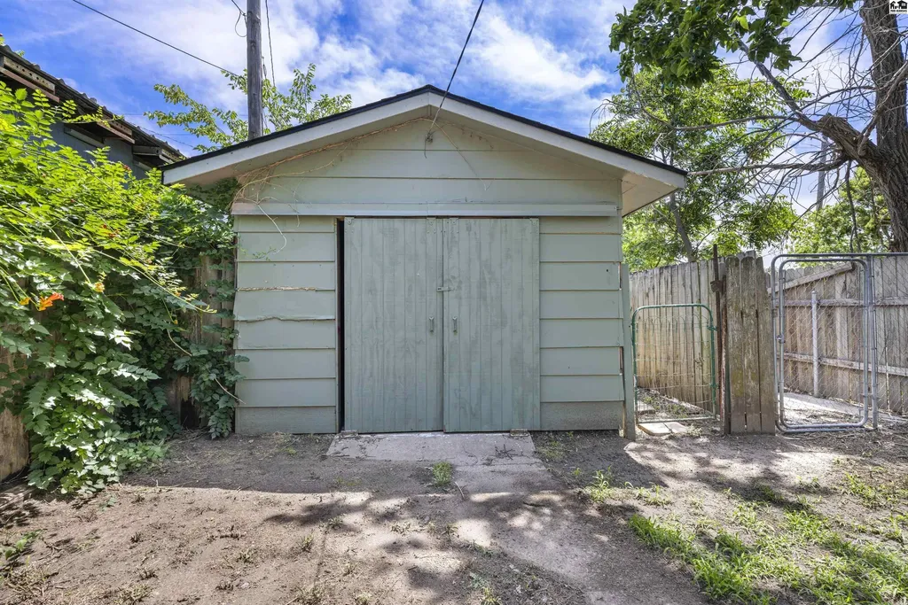 537 E Avenue B Hutchinson KS 67501