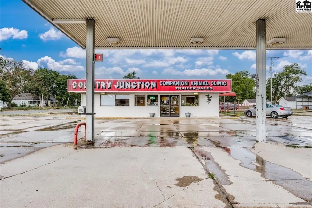 2021 E 4th Avenue Hutchinson KS 67501