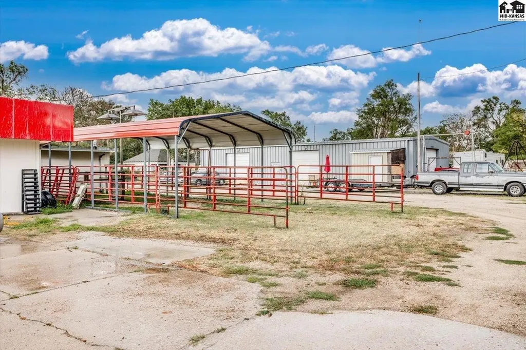 2021 E 4th Avenue Hutchinson KS 67501