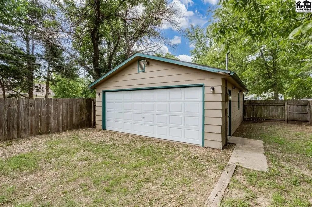 119 W 16th Avenue Hutchinson KS 67501