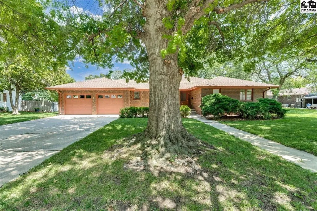2402 Kipling Place Hutchinson KS 67502
