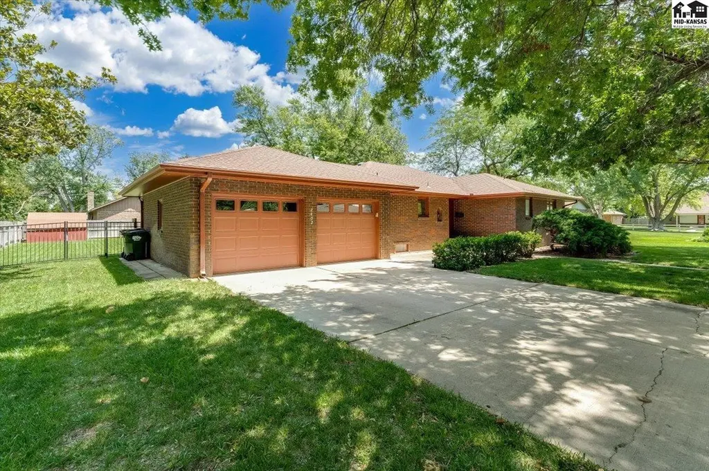 2402 Kipling Place Hutchinson KS 67502