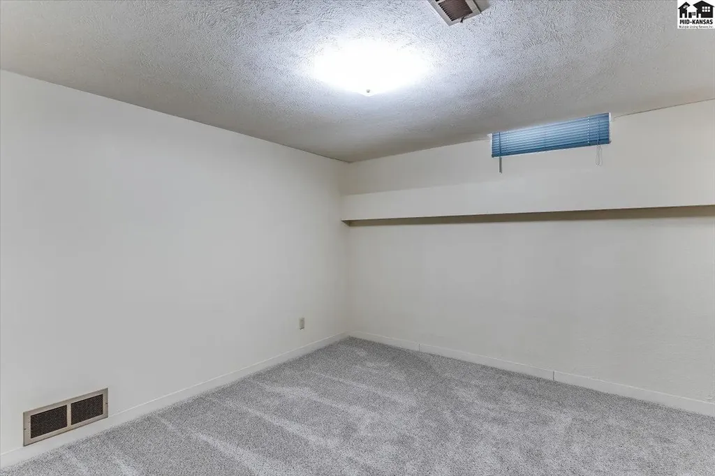 2402 Kipling Place Hutchinson KS 67502