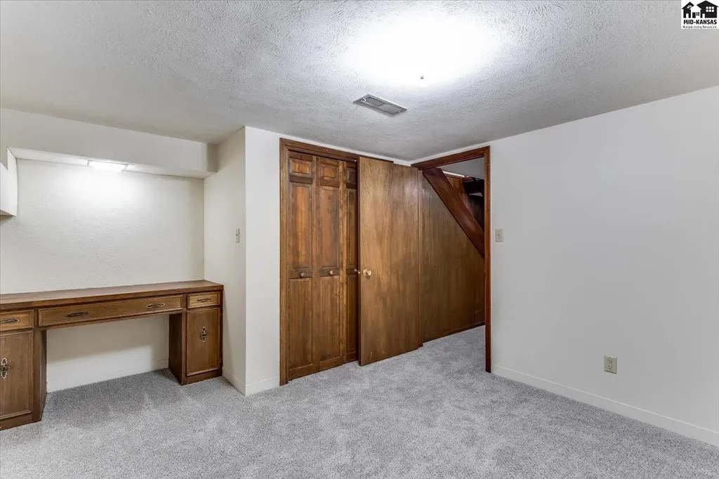 2402 Kipling Place Hutchinson KS 67502