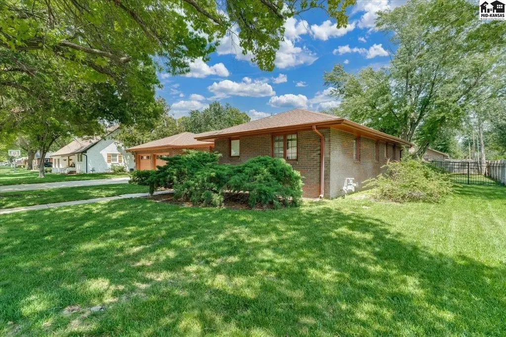 2402 Kipling Place Hutchinson KS 67502