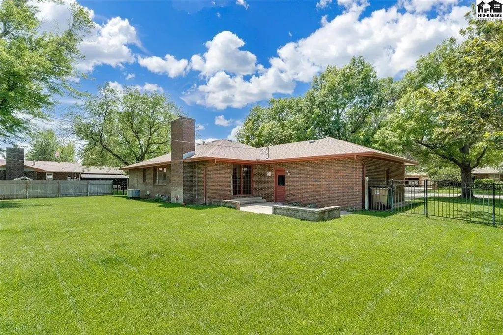 2402 Kipling Place Hutchinson KS 67502