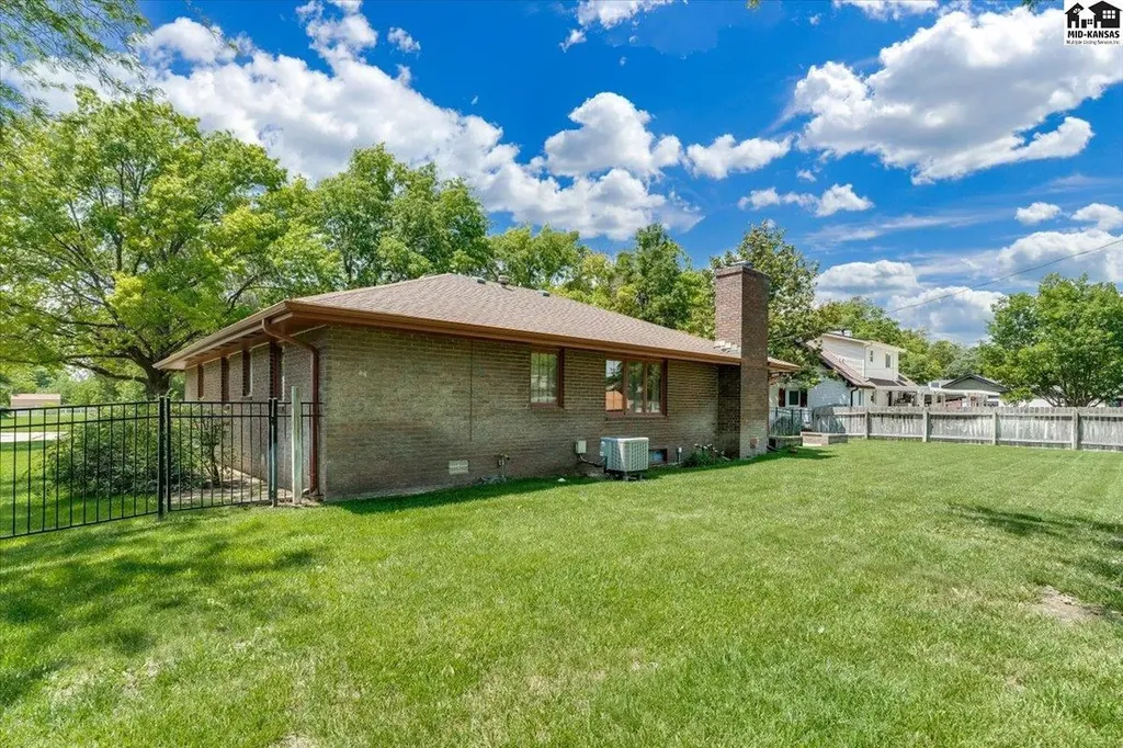 2402 Kipling Place Hutchinson KS 67502