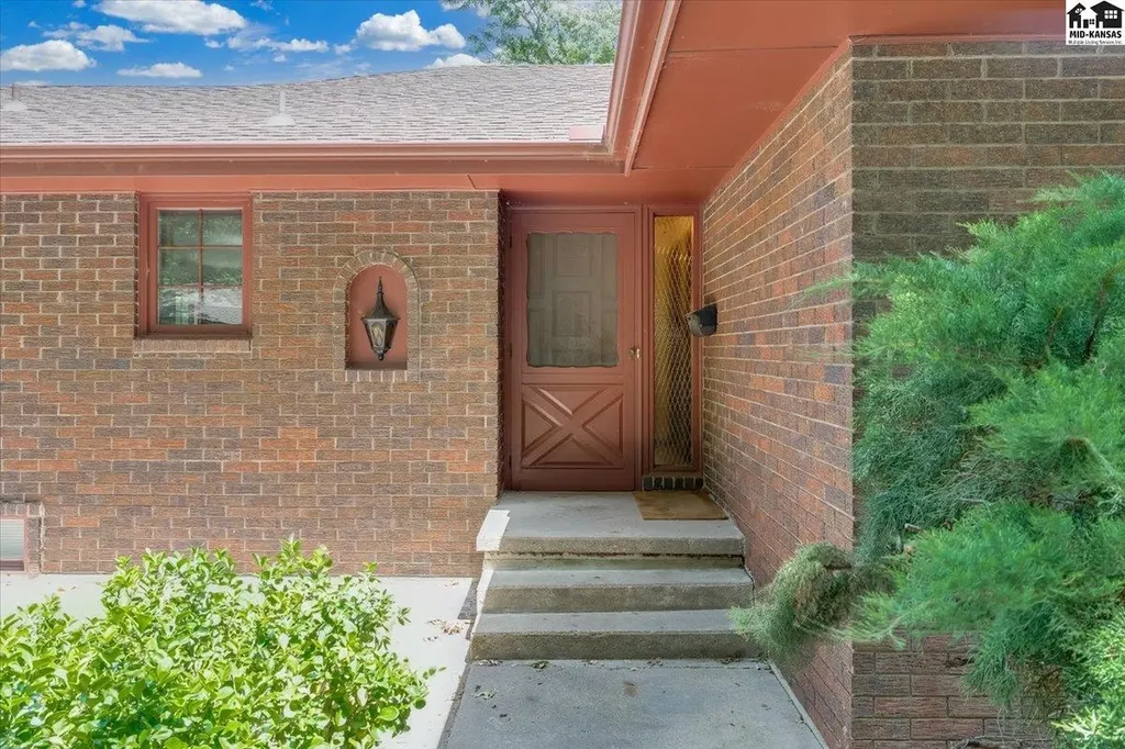 2402 Kipling Place Hutchinson KS 67502