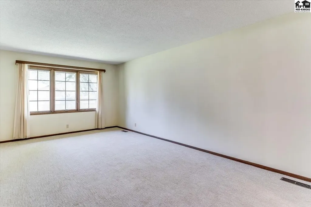 2402 Kipling Place Hutchinson KS 67502