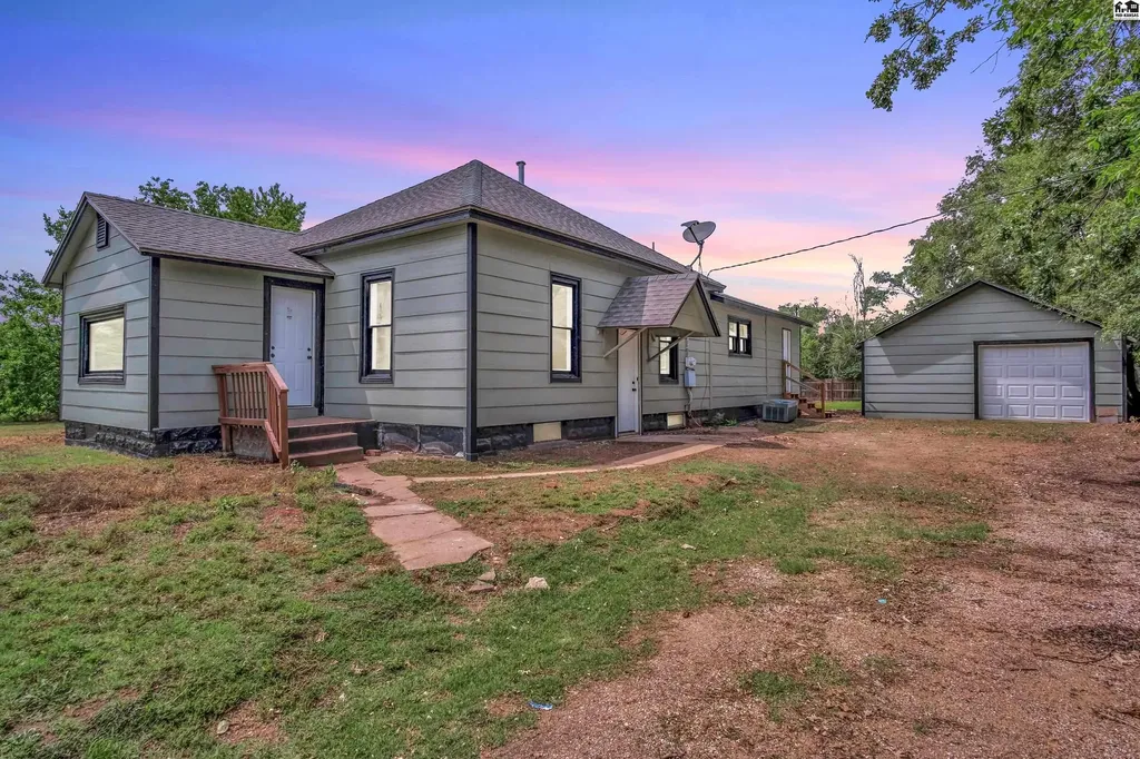 68 Morningside Street South Hutchinson KS 67505