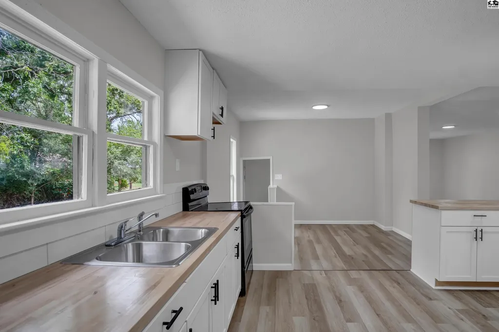68 Morningside Street South Hutchinson KS 67505