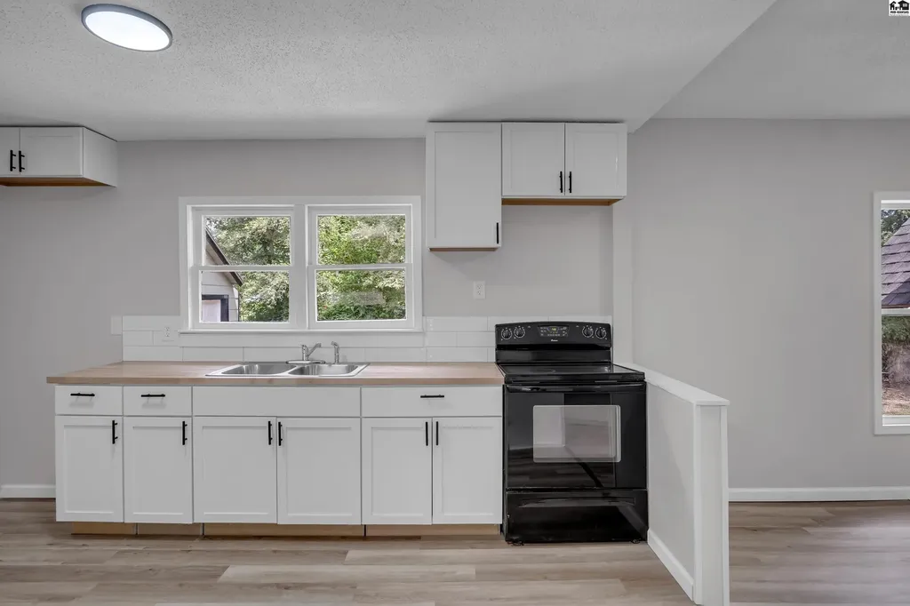 68 Morningside Street South Hutchinson KS 67505