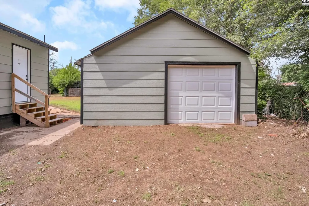 68 Morningside Street South Hutchinson KS 67505