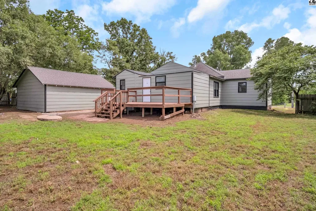68 Morningside Street South Hutchinson KS 67505
