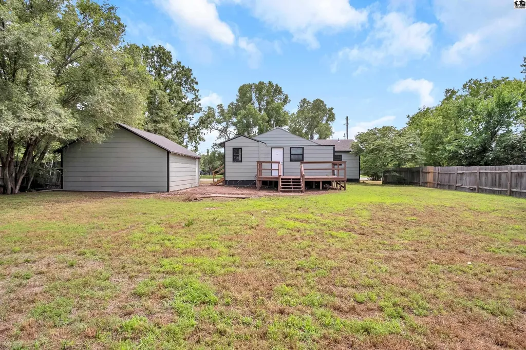 68 Morningside Street South Hutchinson KS 67505