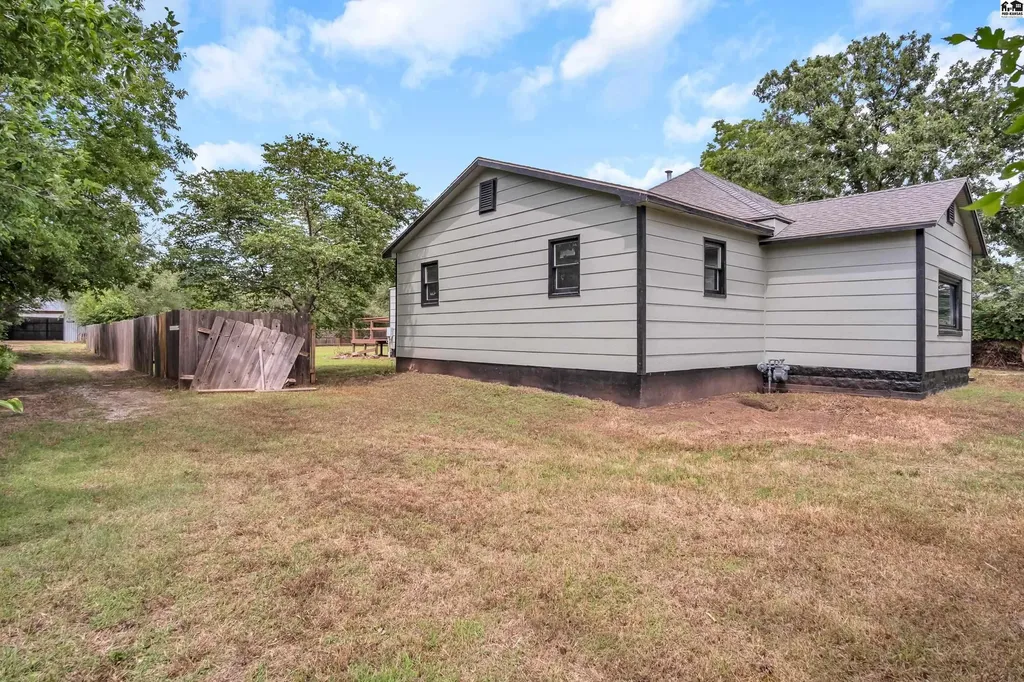 68 Morningside Street South Hutchinson KS 67505