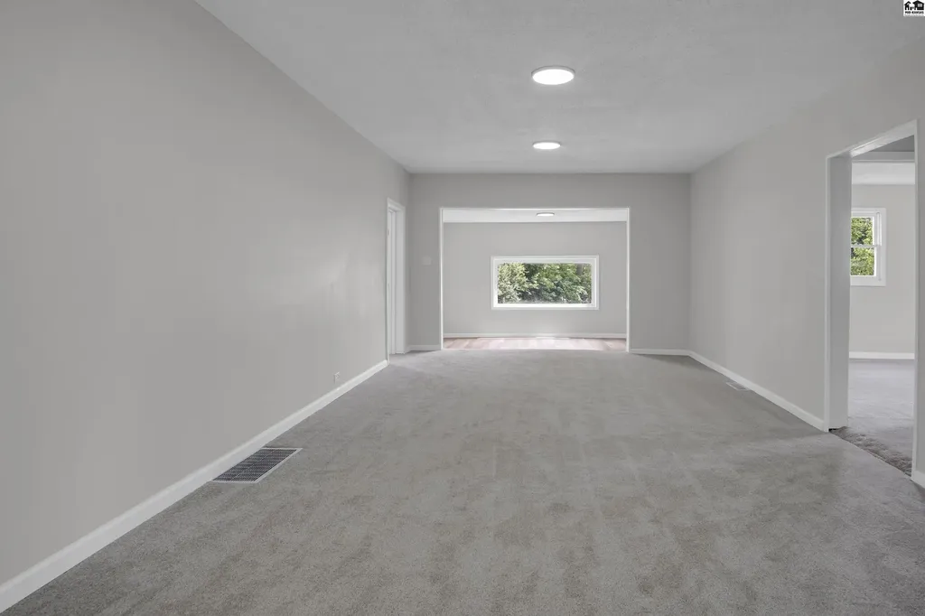 68 Morningside Street South Hutchinson KS 67505