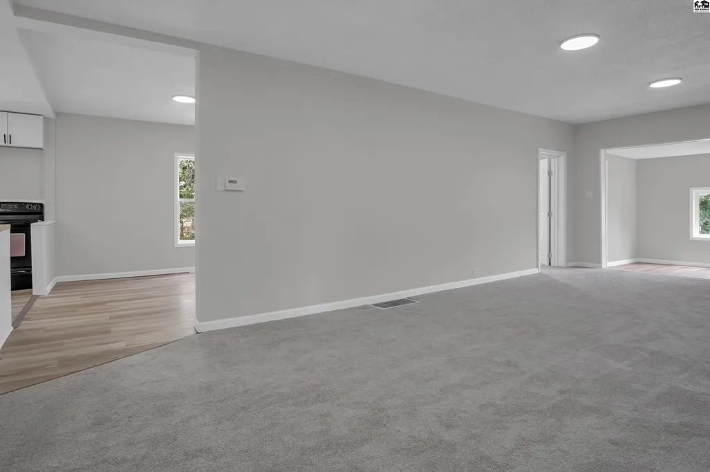 68 Morningside Street South Hutchinson KS 67505
