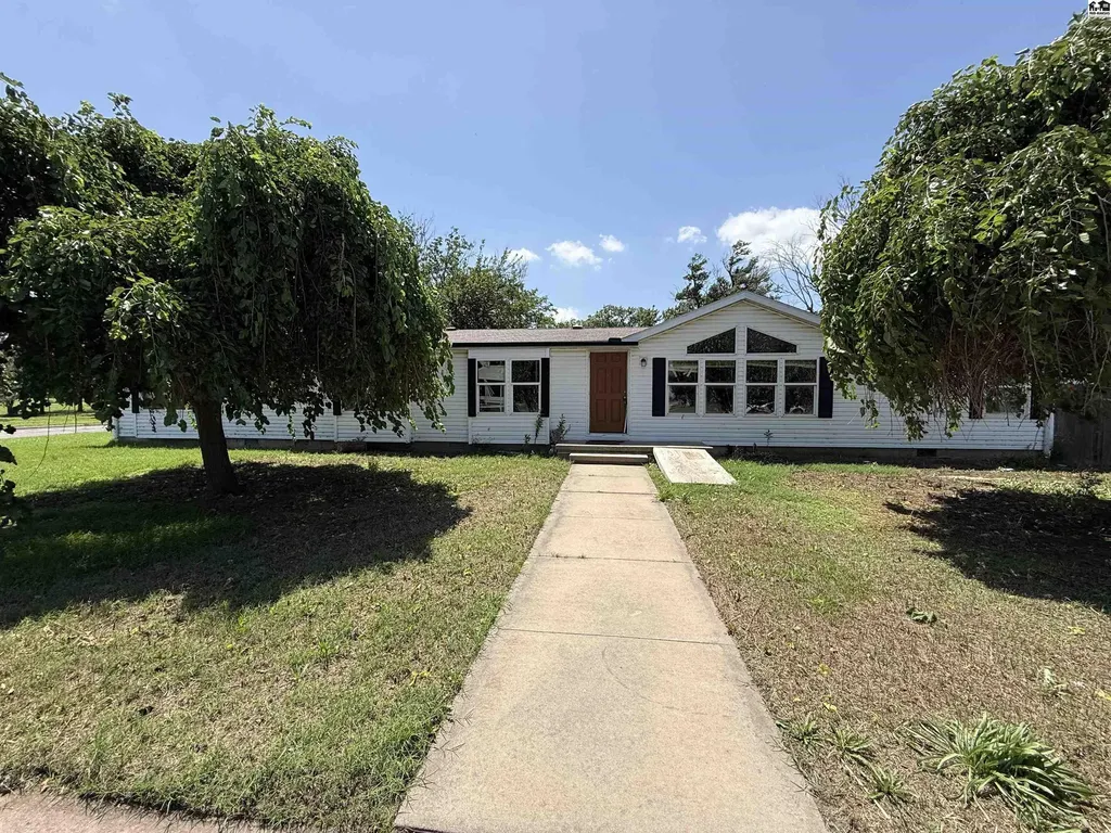 1329 S Maple Street Hutchinson KS 67501