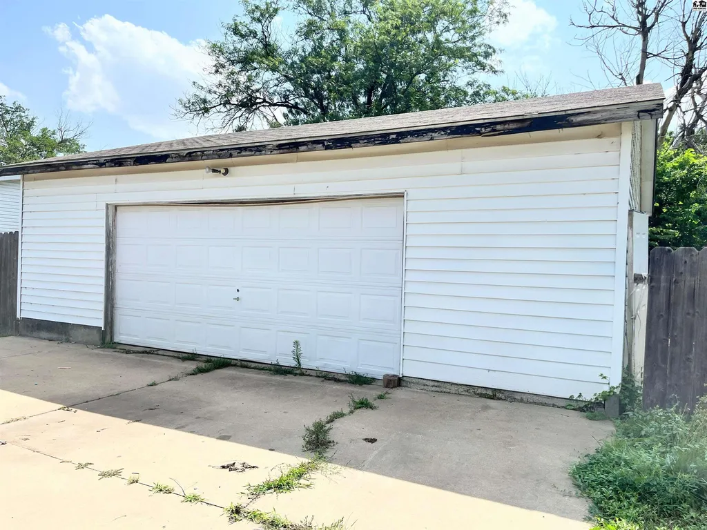1329 S Maple Street Hutchinson KS 67501