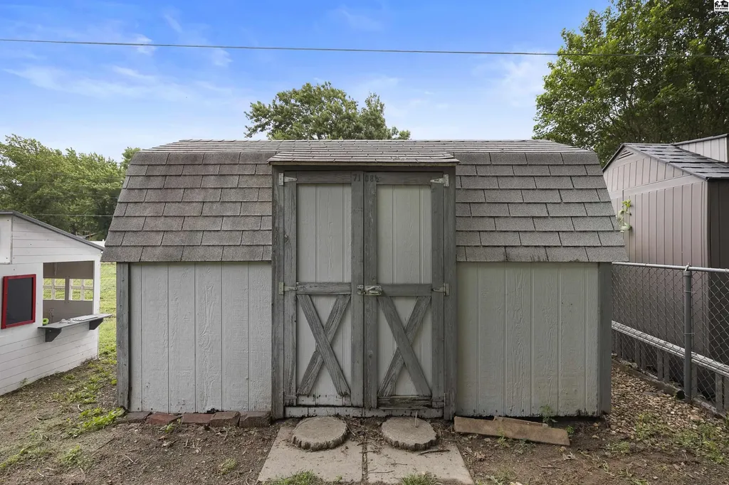 7108 N Madison Street Hutchinson KS 67502