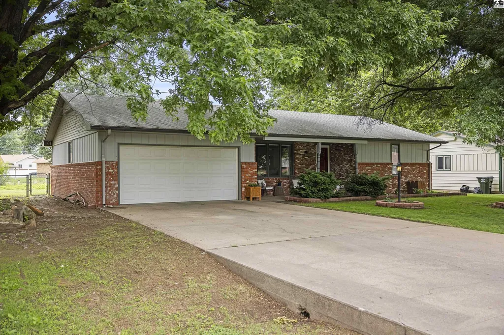 7108 N Madison Street Hutchinson KS 67502